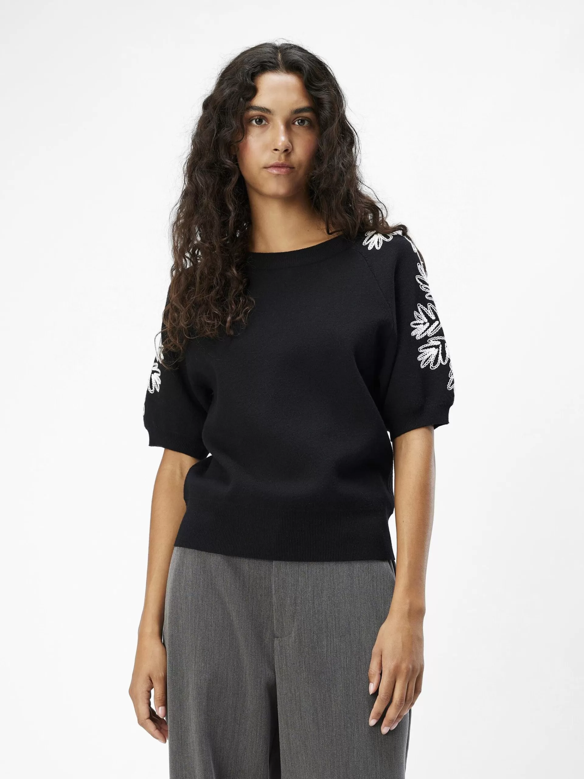 OBJECT BRODERT STRIKKET TOPP